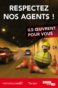 Affiche de prévention routière dans un tunnel éclairé : plusieurs voitures circulent sur la chaussée, tandis que des cônes de signalisation sont disposés au sol. Au premier plan, un personnage illustré, rappelant un culbuto, portant un casque de chantier jaune et un gilet de sécurité se tient parmi les cônes. Un message en grand texte indique « RESPECTEZ NOS AGENTS ! », suivi de « ILS ŒUVRENT POUR VOUS ». Logos en bas mentionnant « Périphérique Nord », « bpnl » et « Métropole de Lyon ».