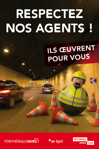 Affiche de prévention routière dans un tunnel éclairé : plusieurs voitures circulent sur la chaussée, tandis que des cônes de signalisation sont disposés au sol. Au premier plan, un personnage illustré, rappelant un culbuto, portant un casque de chantier jaune et un gilet de sécurité se tient parmi les cônes. Un message en grand texte indique « RESPECTEZ NOS AGENTS ! », suivi de « ILS ŒUVRENT POUR VOUS ». Logos en bas mentionnant « Périphérique Nord », « bpnl » et « Métropole de Lyon ».